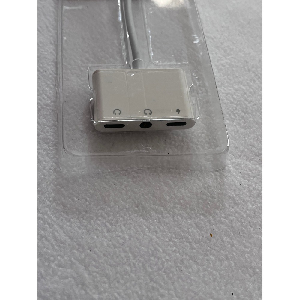 3 in 1 iPhone Adapter Dual Lightning + DC3.5 Audio and Charge Splitter White - Picture 6 of 6